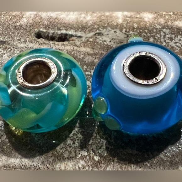 Authentic Trollbeads Set 2-Light Blue Braid & Turquoise Green Buds Murano Glass - Picture 7 of 9